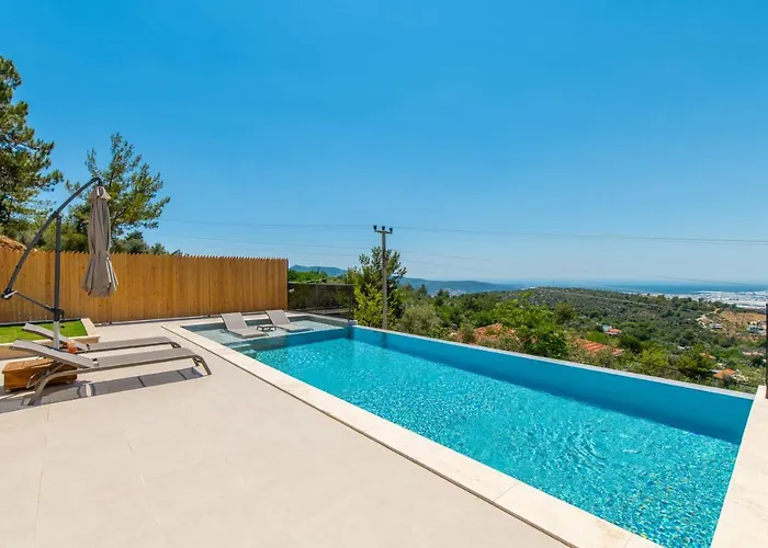 Miss Kalkan Uezuemlue * Uzumlu (Mediterranean)