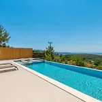 Miss Kalkan Uezuemlue * Uzumlu (Mediterranean)
